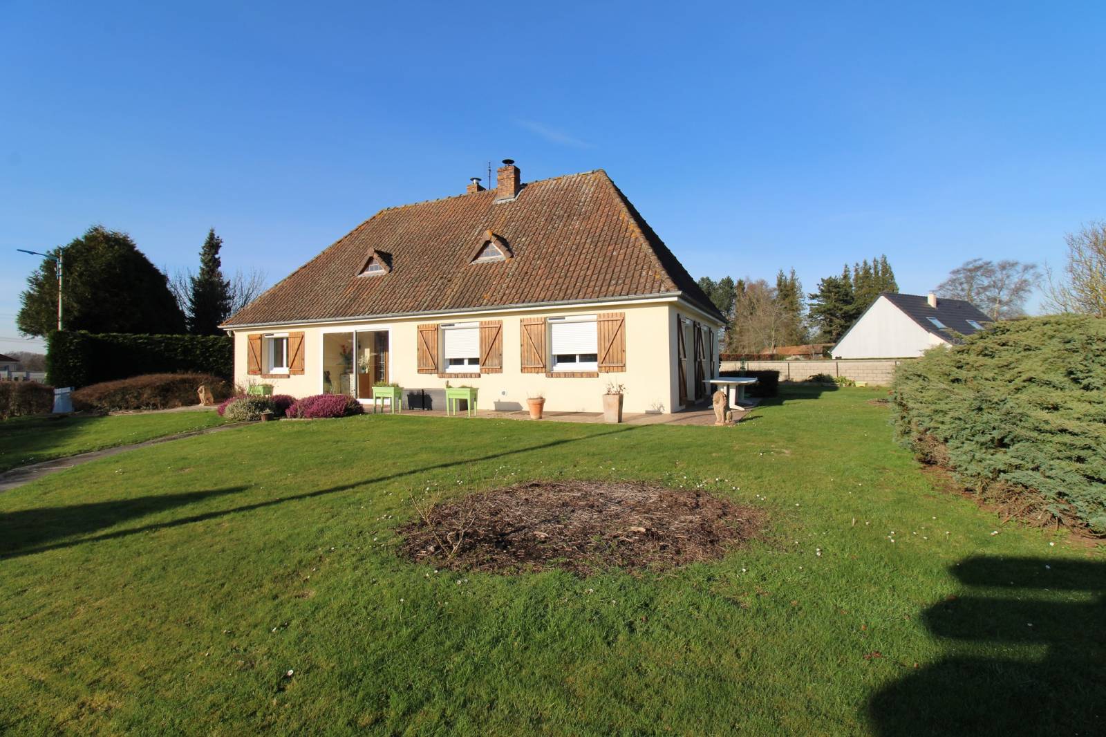 Maison 2 chambres avec sous sol, Petit Caux, 1435 m² jardin, Façade