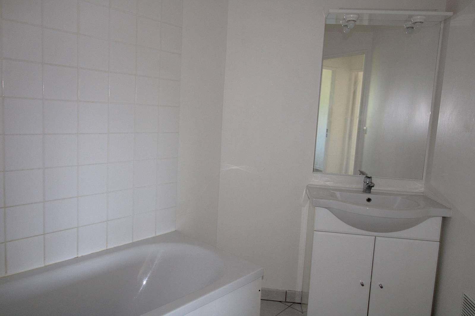 A VENDRE APPARTEMENT 1 CHAMBRE - BALCON - PARKING - PROCHE EPR2