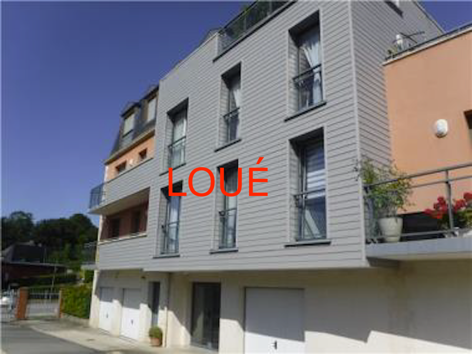 LOUÉ Appartement 2 pièces à AUFFAY avec ascenseur et garage