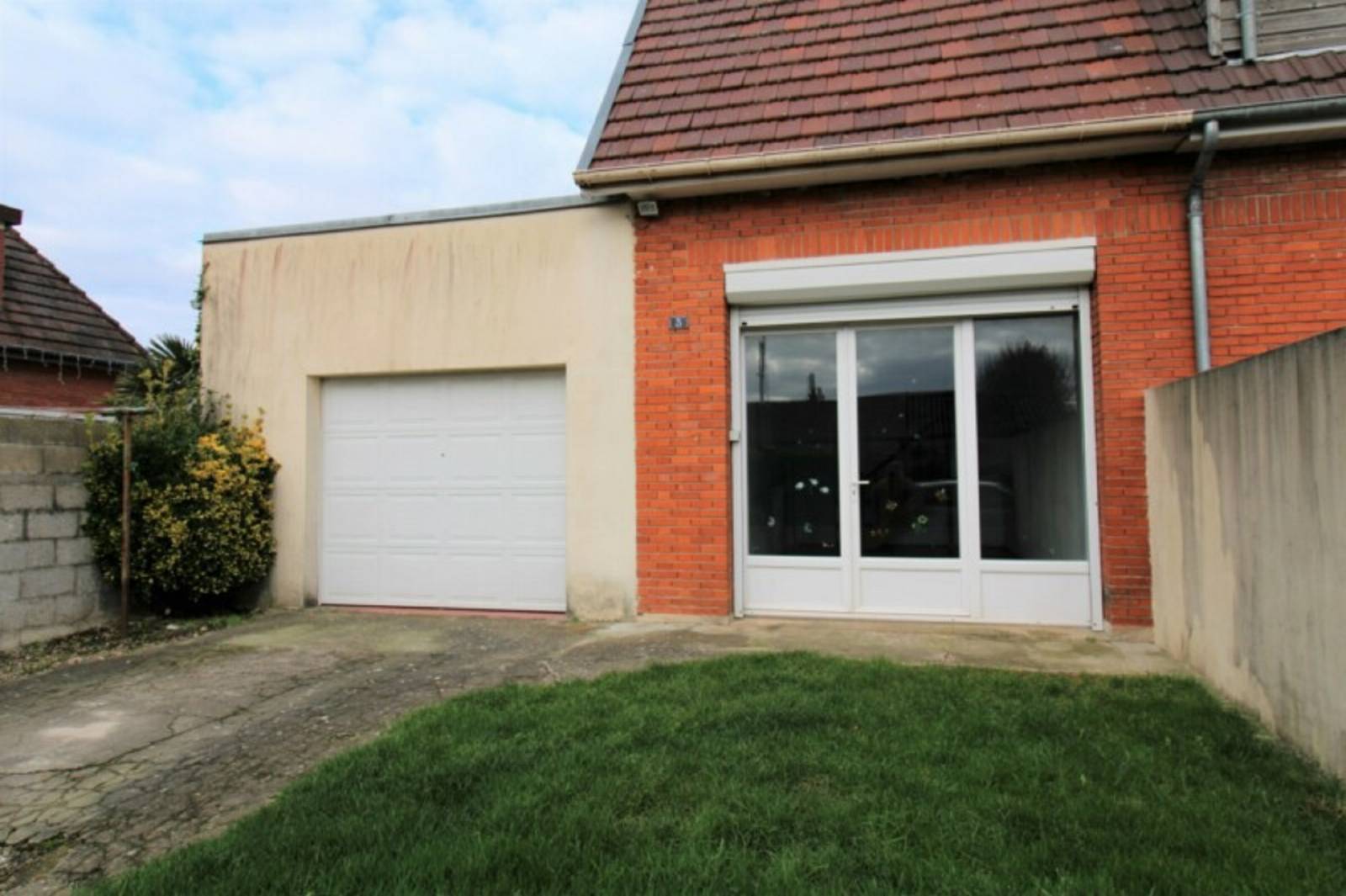 Maison mitoyenne à vendre Petit Caux, façade avec garage