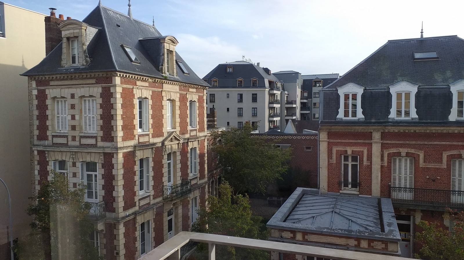 Appartement 2 chambres 55 m² Ascenseur Balcons Vendu loué à Dieppe, profitez de la vue du séjour salon