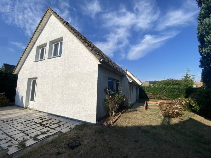 maison avec 3 chambres d'environ 100m² avec jardin dans le centre d'Offranville