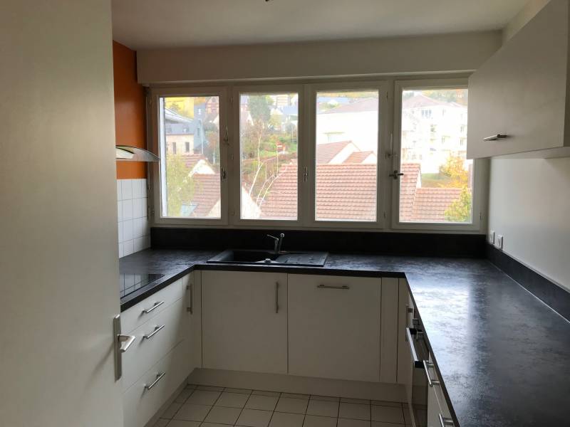 A louer au calme dans une copropriété sécurisée bel appartement T3 avec stationnement